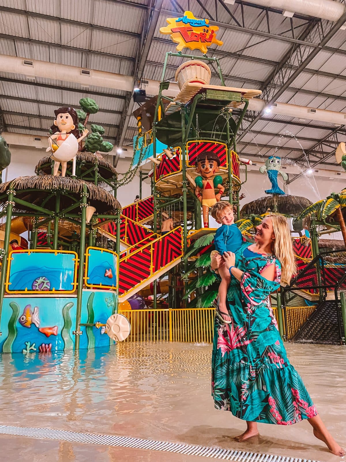 Mãe e filho no aquapark de um resort