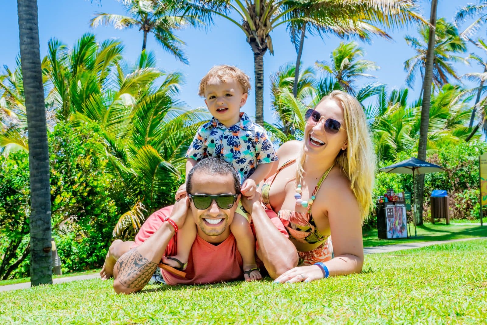 Família se divertindo no gramado de um resort