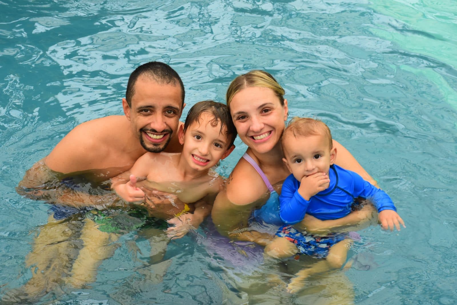 Nossa família na piscina
