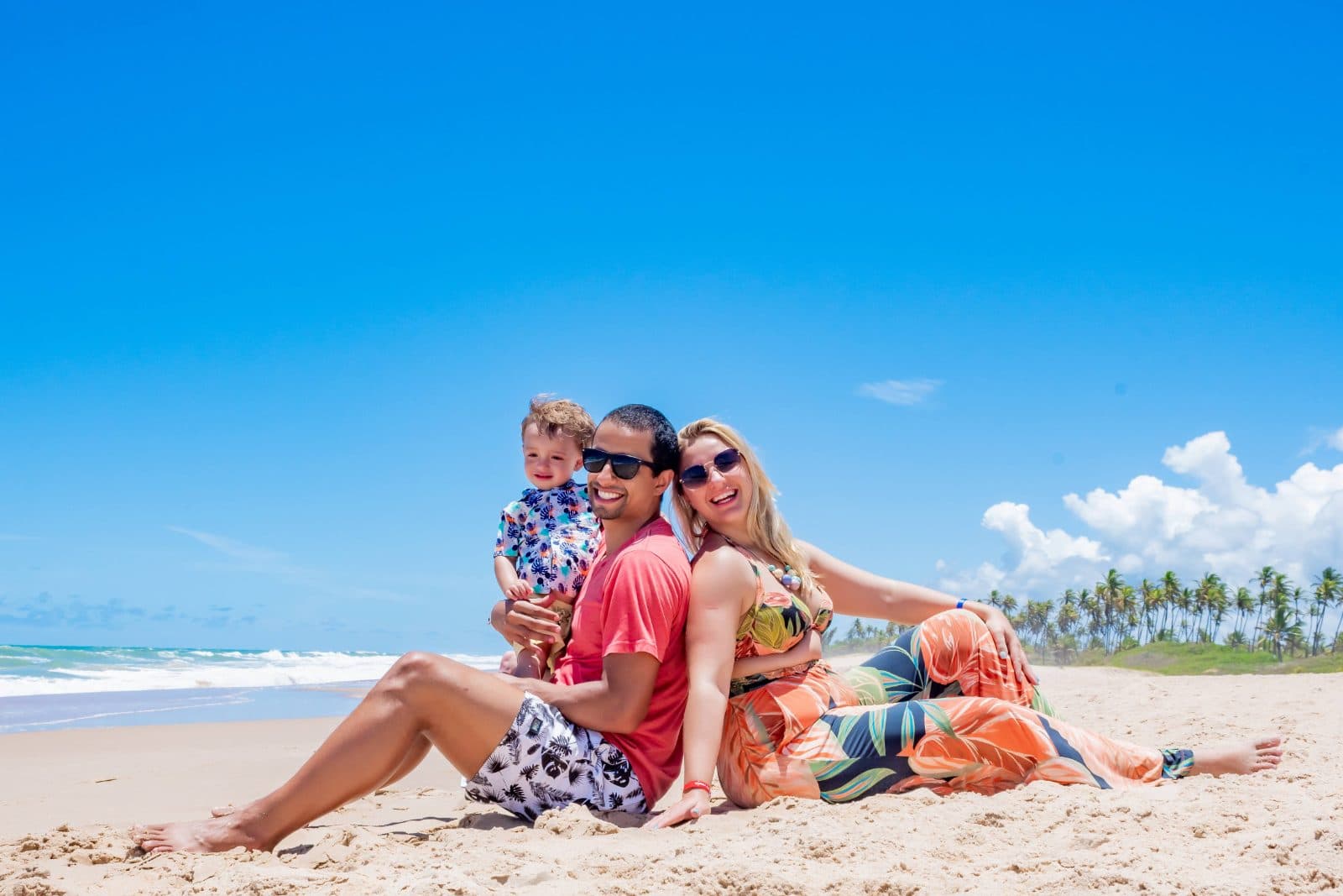 Família na praia em resort no Brasil